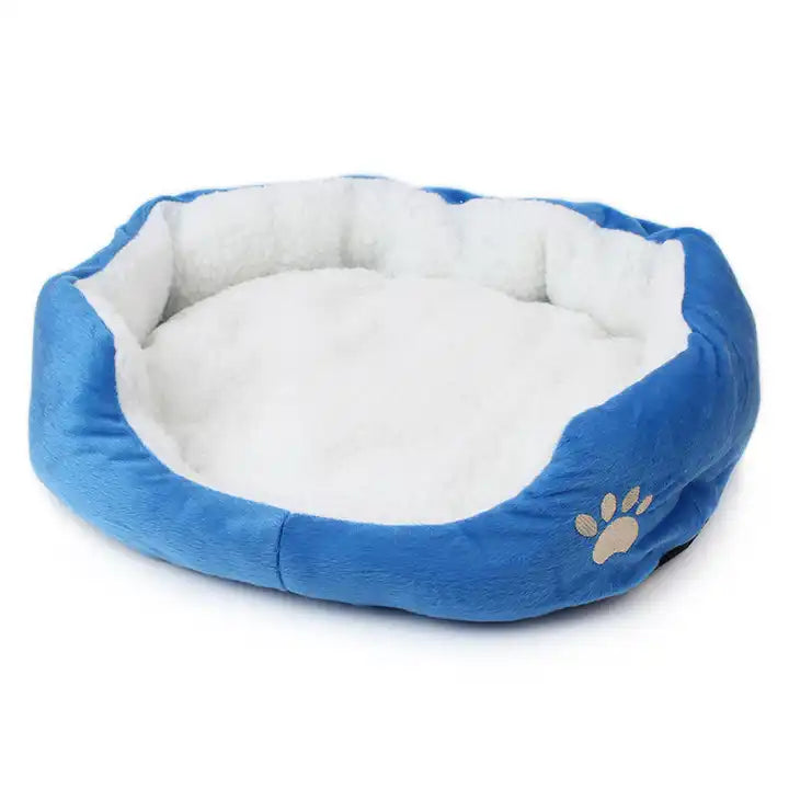 An adorable blue dog basket with a cute canine design – a cozy and stylish addition for your furry friend's comfort
