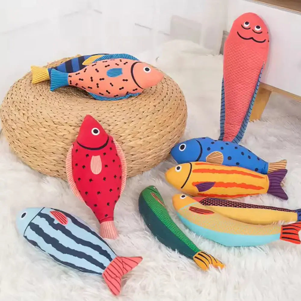 Scattered fish-shaped pet plush toys