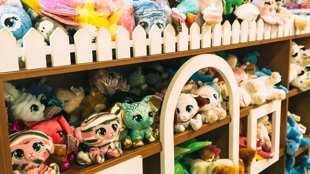 Đồ chơi nhồi bông trên kệ