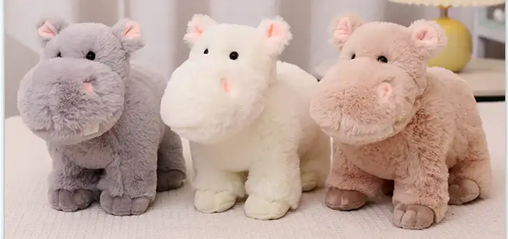 Три плюшени играчки хипопотам