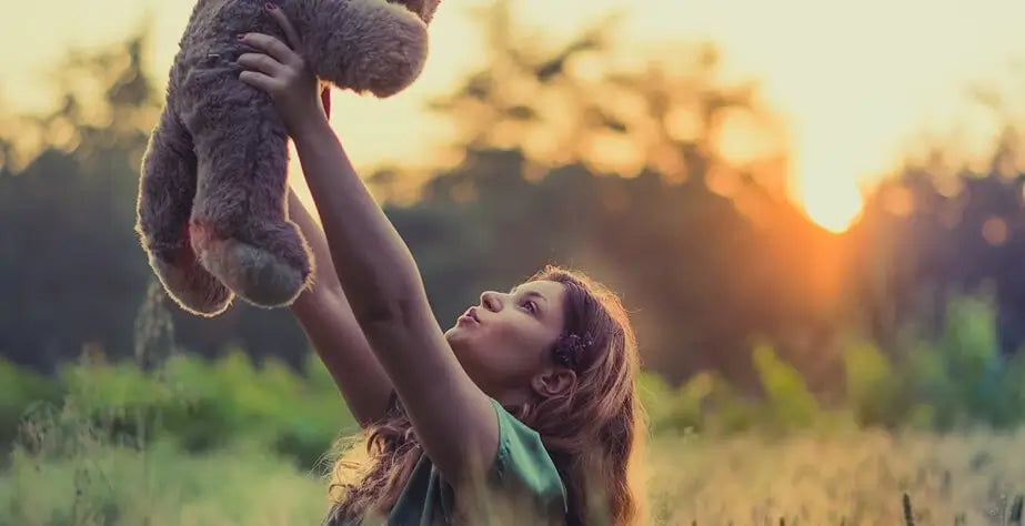 Kislány és plüssmackó