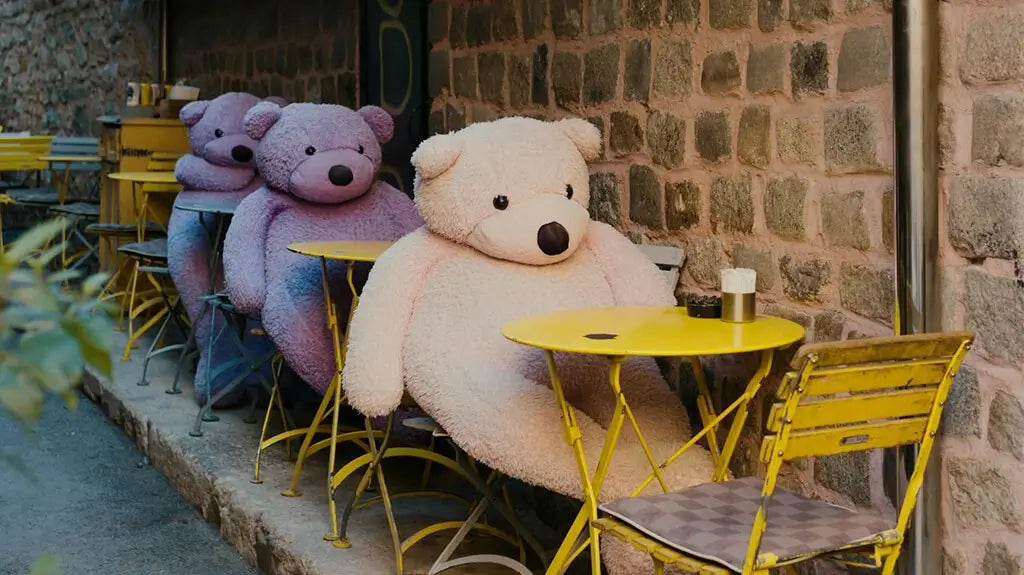 三人在街上的桌子上嬉戏