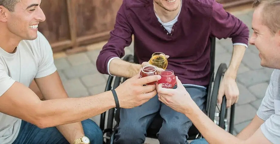 为支持 2024 年残奥会制作您自己的个性化小球--使用轮椅的残疾人