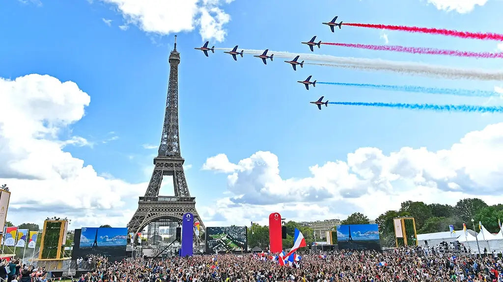 Souvenirs des Jeux Olympiques de Paris des peluches aux couleurs de la France- Paris, France