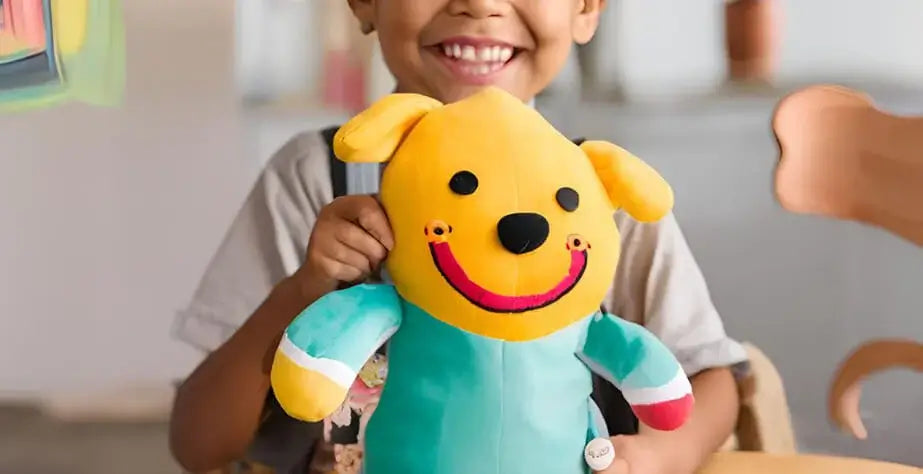 niño jugando con peluche