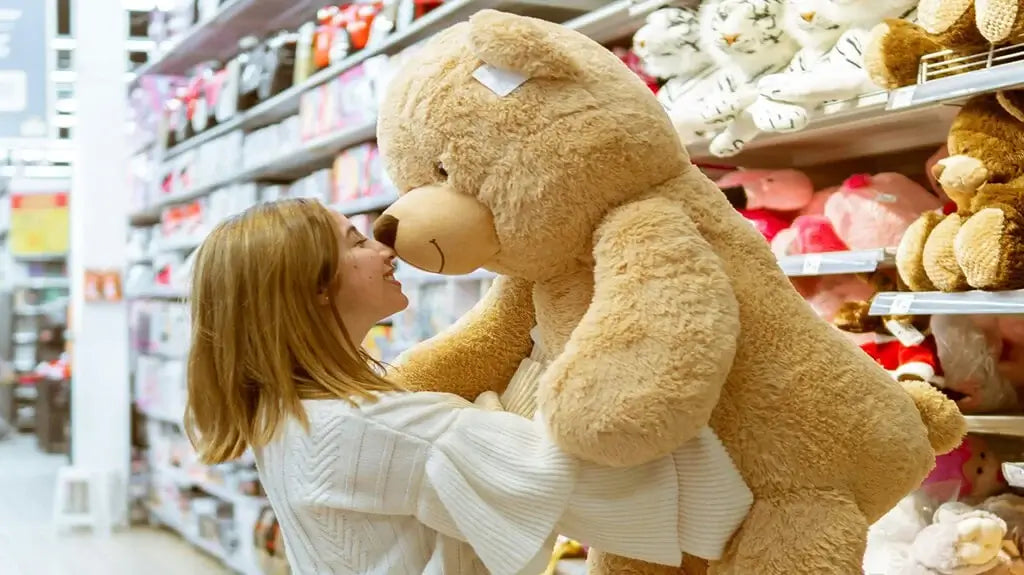 Pariisin olympialaiset ja räätälöidyt pehmolelut- Nainen, jolla on iso karhutäytetty lelu