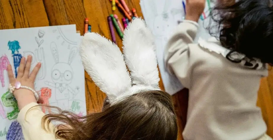 Lapset piirtää lattialle