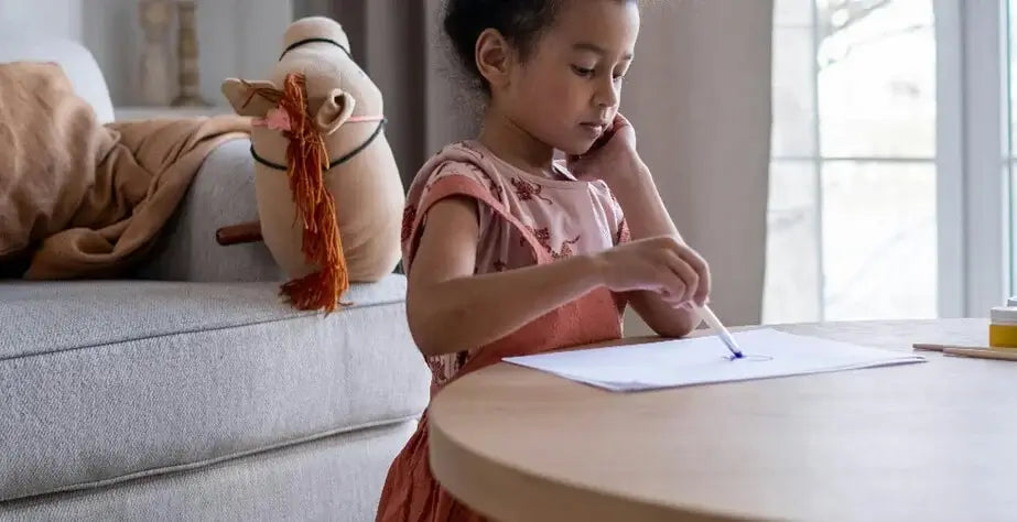 pikkutyttö piirtää