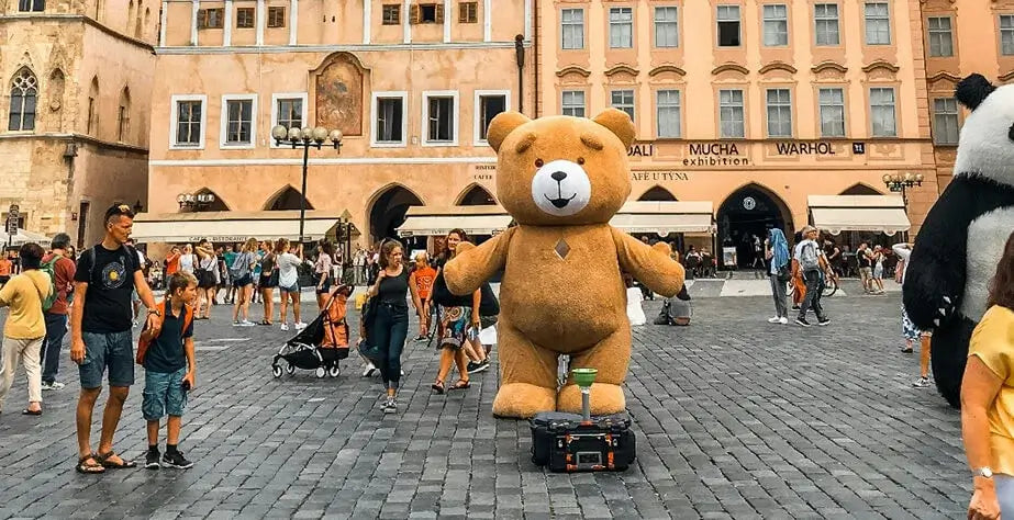 Designa ditt egna unika Anime gosedjur Skräddarsydd för dig- anime plyschleksaker- Yllään ruskeakarhun maskottiasu torilla