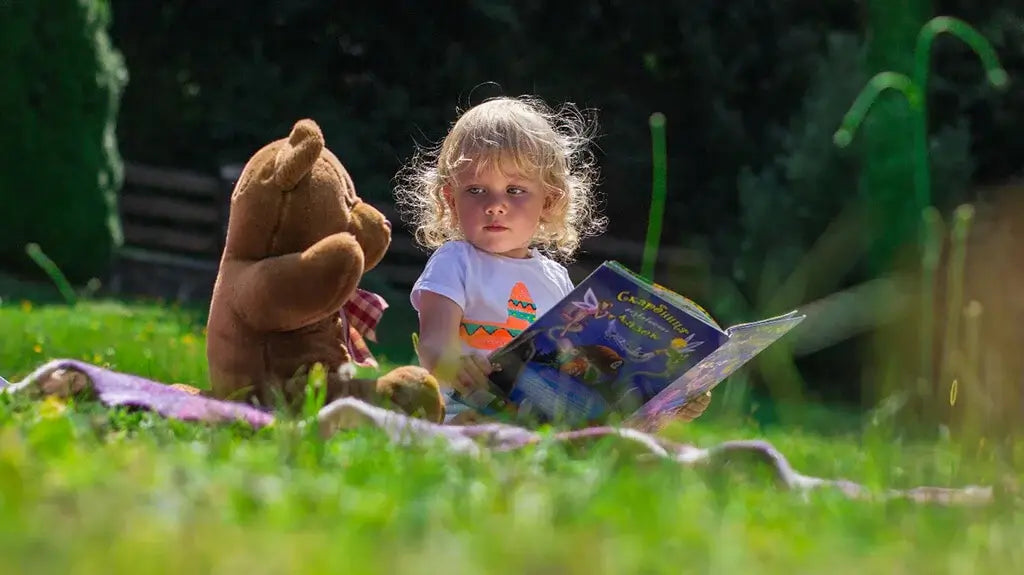 Jokaiseen kainaloon täydelliset räätälöidyt animepehmot valloittavat saajansa sydämen- Sarjakuva täytetyt lelut nurmikolla