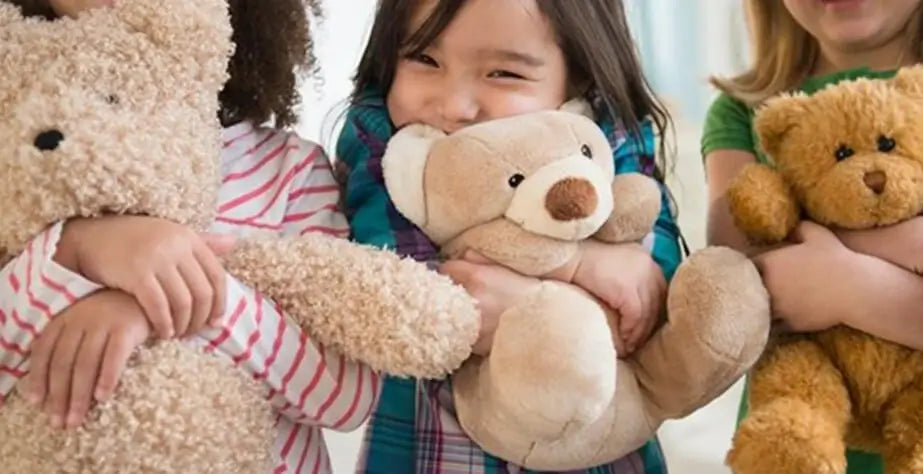 gyerekek és plüssjátékok