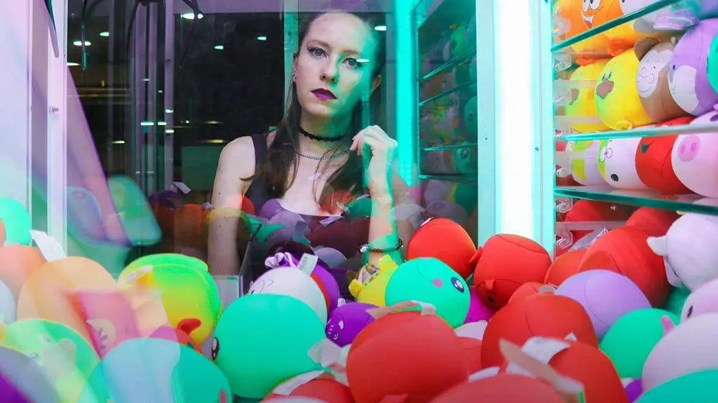 Жінка та машина для збору іграшок