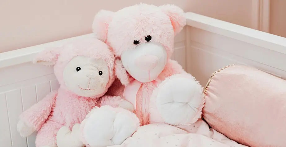 Peluches de cordeiro e urso cor-de-rosa