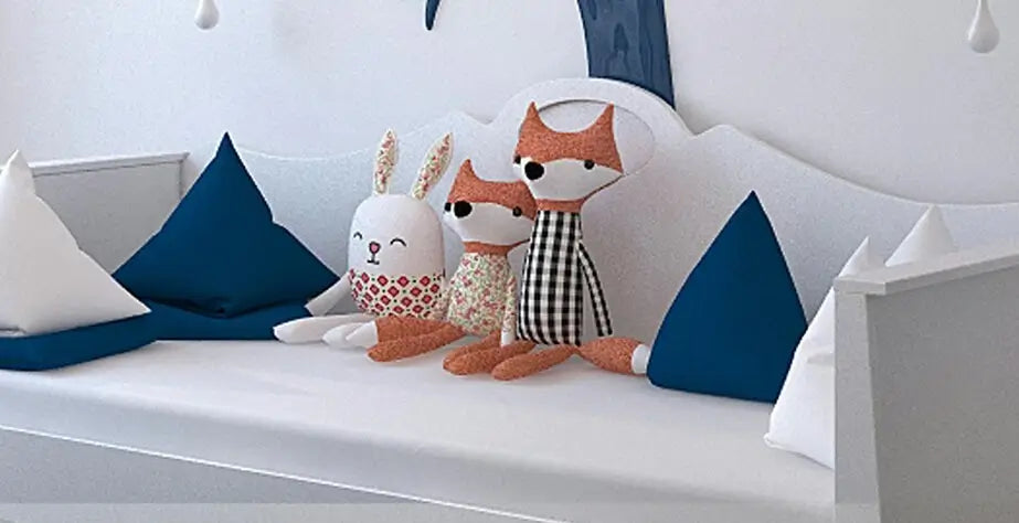 Um pequeno coelho de peluche e duas pequenas raposas de peluche no sofá