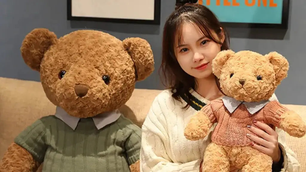 여자와 곰 인형 두 개