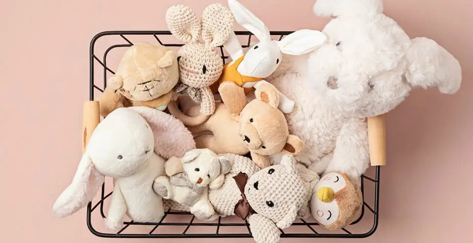 Sekeranjang mainan boneka