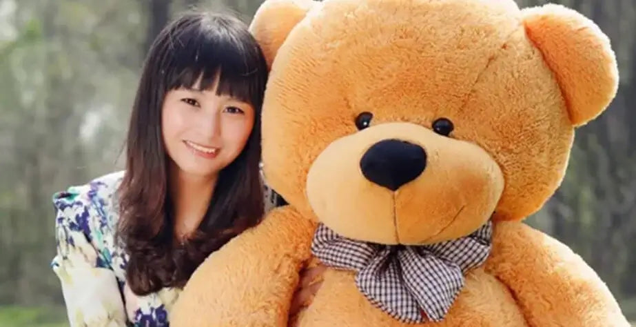 고객 피드백이 맞춤형 봉제 장난감을 개선하는 데 도움이 되는 9가지 방법 - 소녀와 대형 곰 인형 장난감