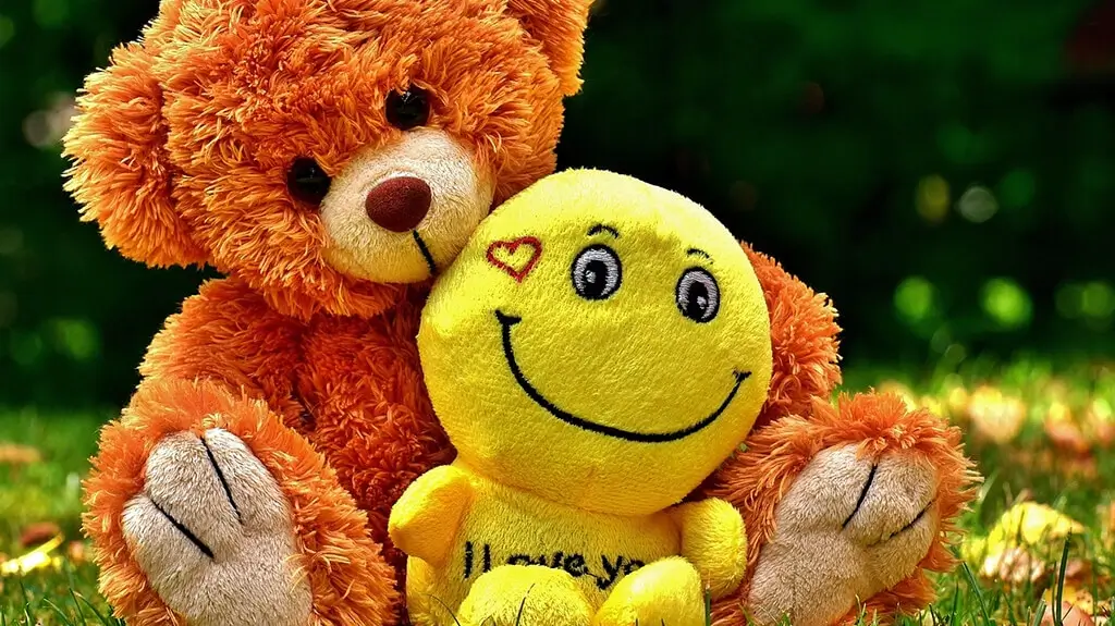 Ζυγισμένο βελούδινο αρκουδάκι και το δικό του βελούδινο παιχνίδι