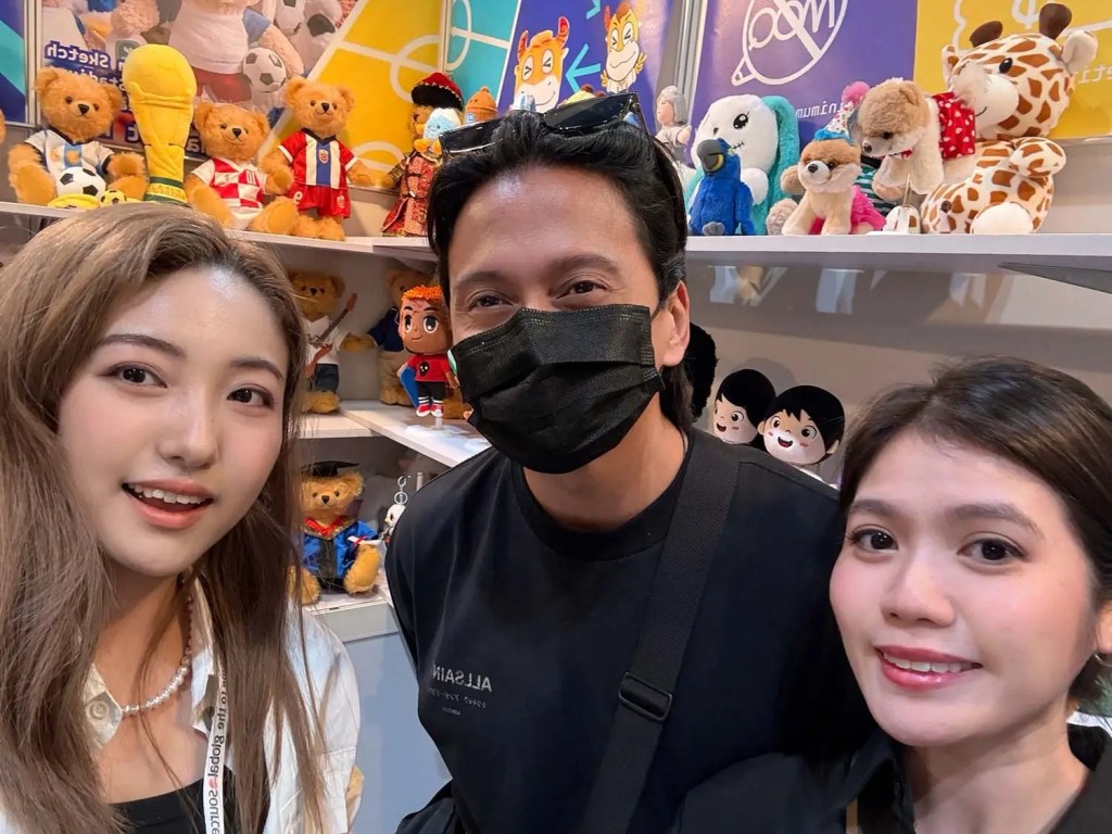 A photo of our sales manager and a client at the Global Sources exhibition in Hong Kong.