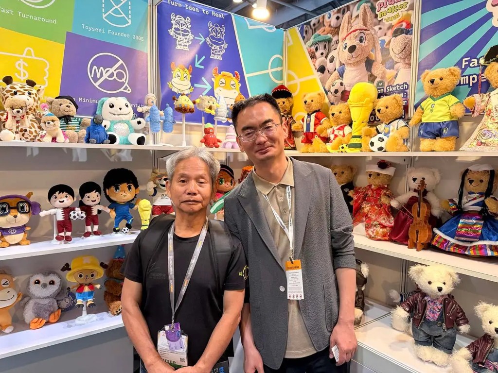 A customer poses for a photo with our manager at the Global Sources exhibition in Hong Kong.