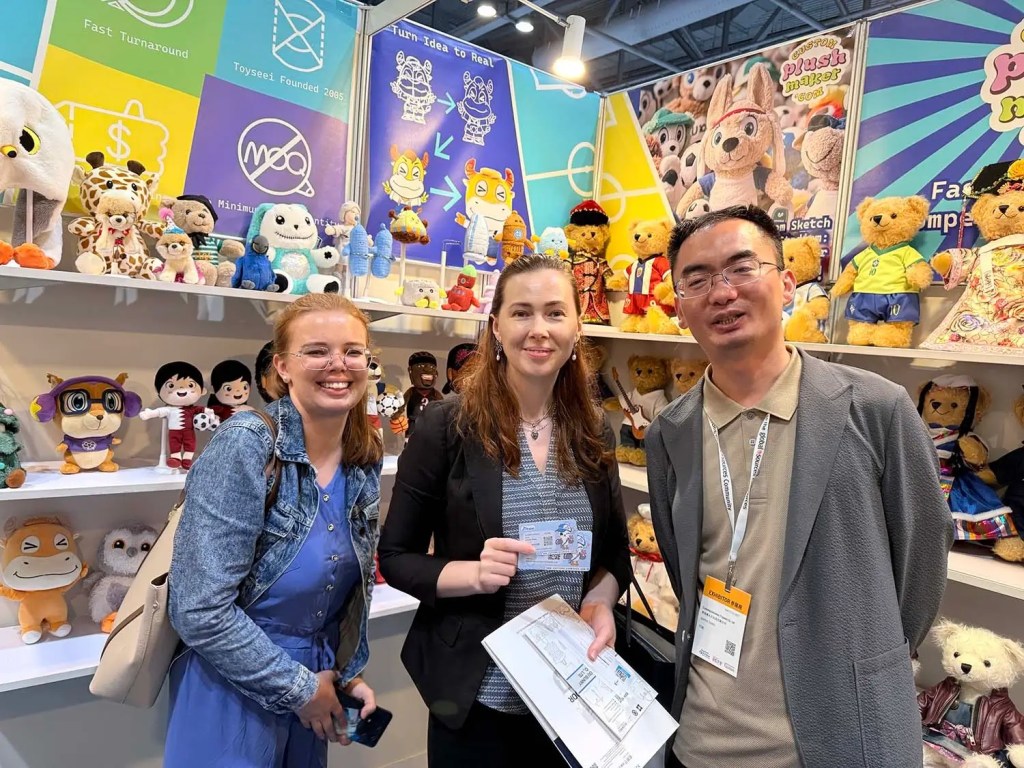 A customer poses for a photo with our manager at the Global Sources exhibition in Hong Kong.