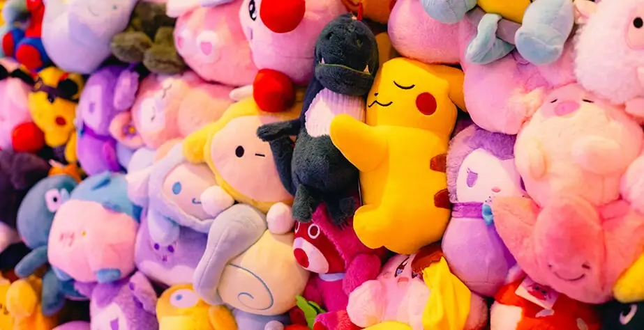 The licensed plush toys must be pendants.