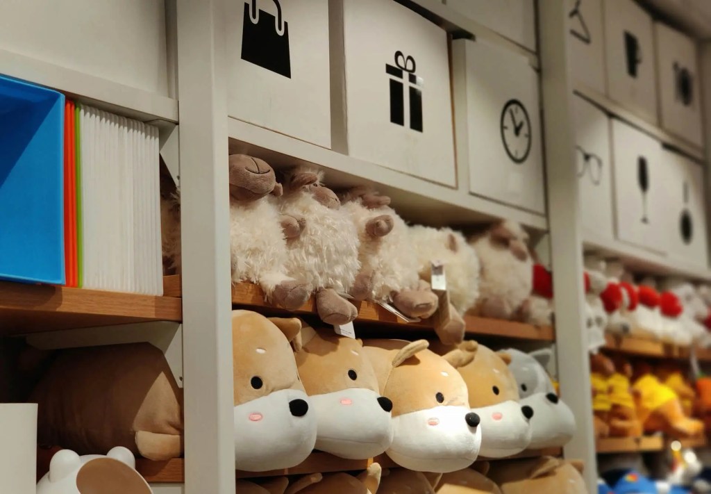 Plush toys are sold on the shelves of the plush toy shop