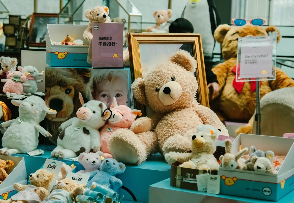 Selling plush toys at roadside stalls